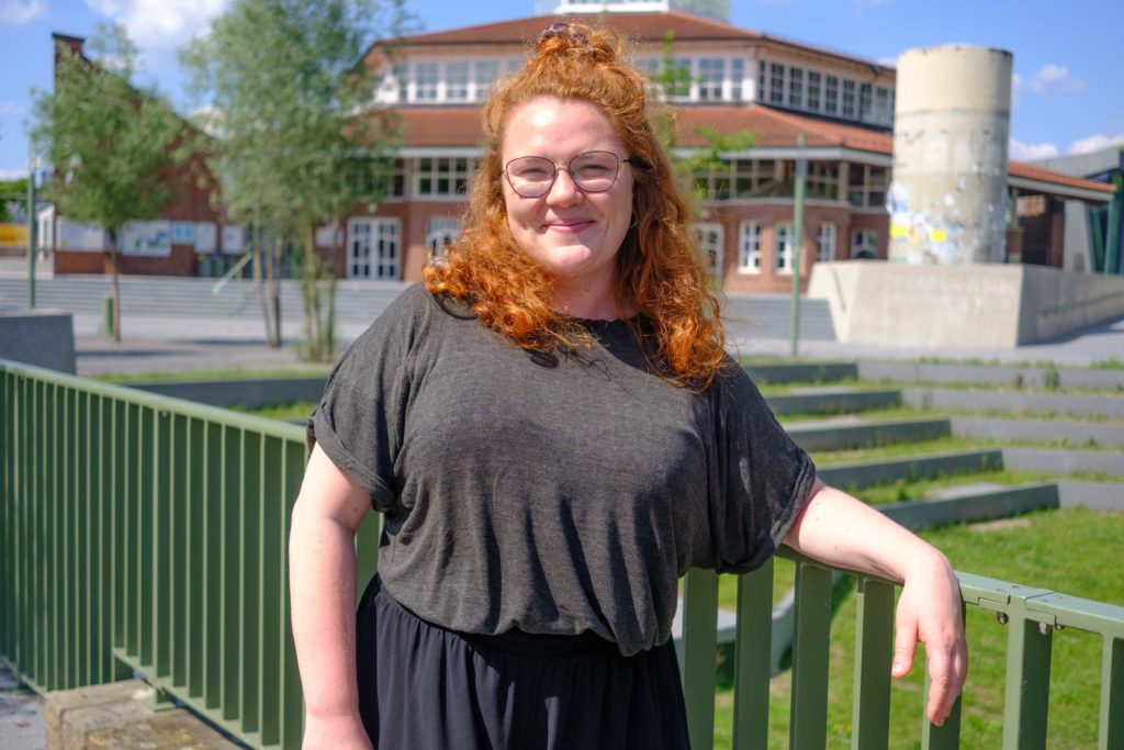 Johanna Dangloff posiert vor der Zentralmensa am Campus Holländischer Platz (Foto: Paul Bröker)